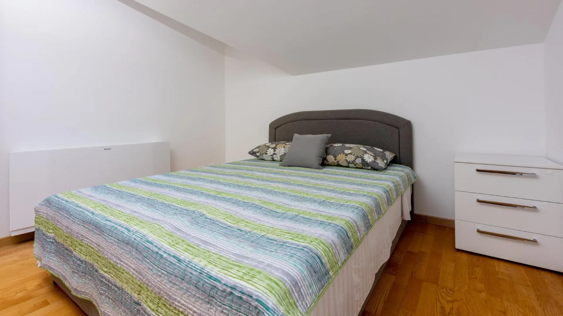 Apartments Sunshine E 0*, Crikvenica